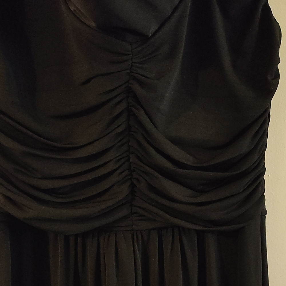 Elegant Black Evening Gown - Picture 6 of 9